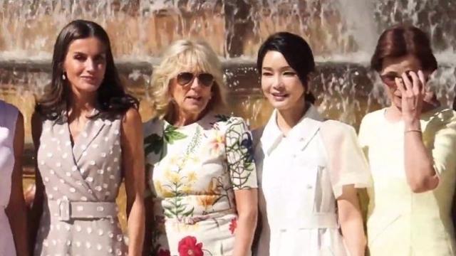 ‘흰색 드레스’ 김건희 여사, 나토 정상 배우자들과 스페인 궁전·미술관 방문